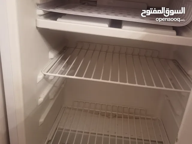 ثلاجة صغيره شبه جديده لا يوجد فيها عيوب