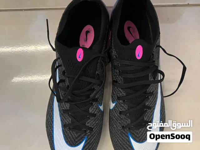 حذاء كرة قدم جديد خامة قوية جبته جديد بس طلع صغير على رجلي عشان هيك بدي ابيعه