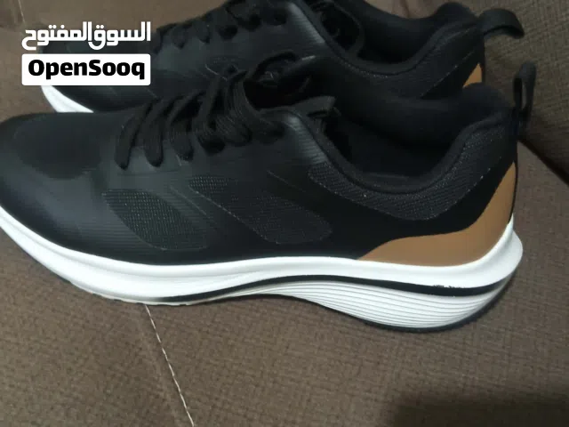 حذاء من شركة max للبيع