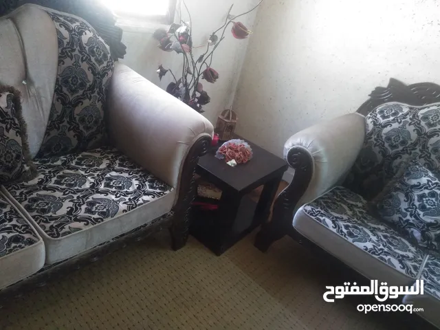 طقم كنب استعمال شهرين جديد مع طوايل بس 120وقابل لتفاوض سبب بيع تبديل غرفة لغرفة اطفال