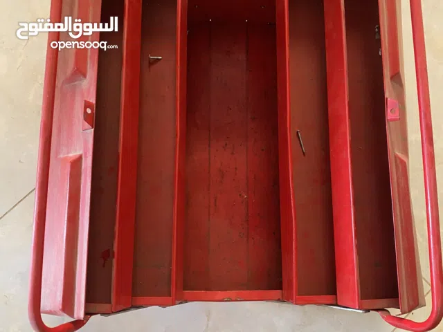 عدد يدوية متنوعة مع صندوق عدة