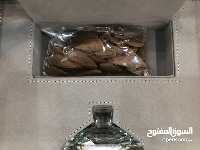 للبيع شنطة أطياب فاخرة ملكية من العربية للعود مع حامل الشنطة ( الغلاف ) جديدة لم تستخدم (من أجمل