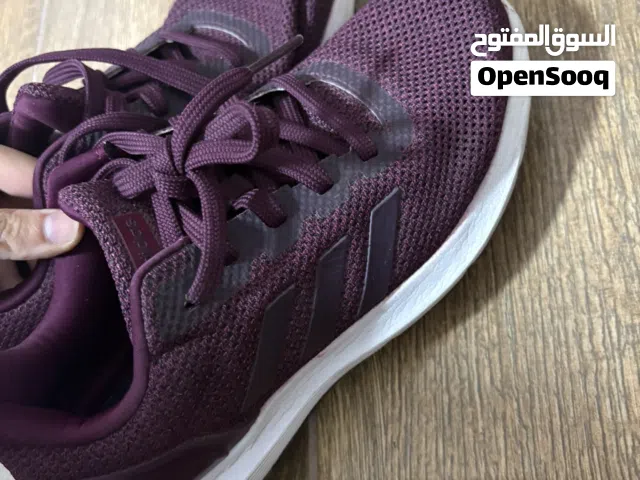 شوز رياضي عنابي لون