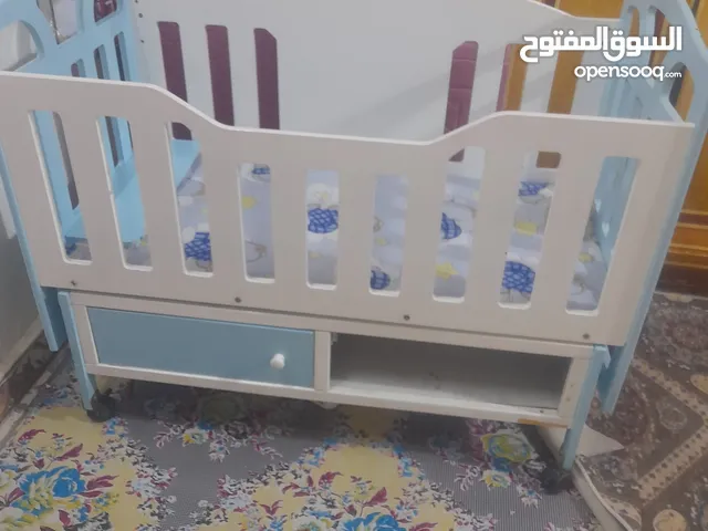 سرير هزاز مستعمل نضيف استعماله قليل لونه ازرق وابيض نضيف استعماله قليل مع مندره ضغط والتور