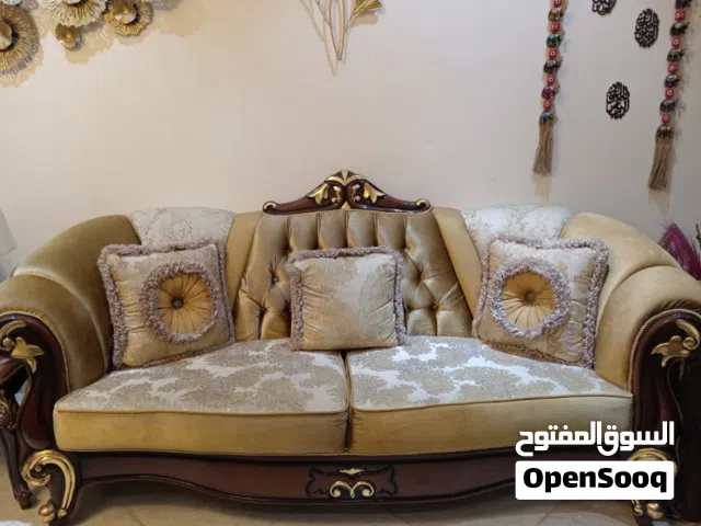 تخم عدد كراسي اثنين وعدد كرويتات اثنين ومن مقاعد ثلاثه وعلى القنفه ومقعد اثنين وياه ميز  وساطي