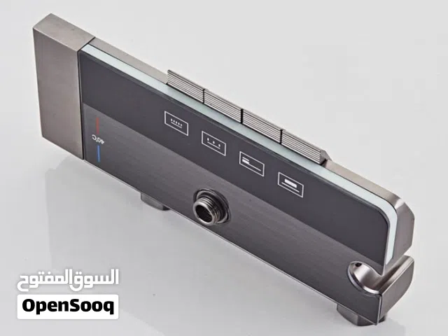 دش استحمام فاخر متعدد الوظائف مع شاشة عرض رقمية ارتقِ بحمامك مع دش عصري بتصميم مفاتيح البيانو