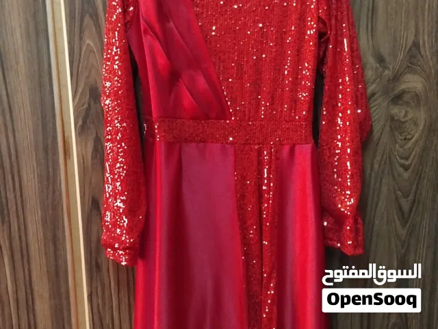 فستان احمر