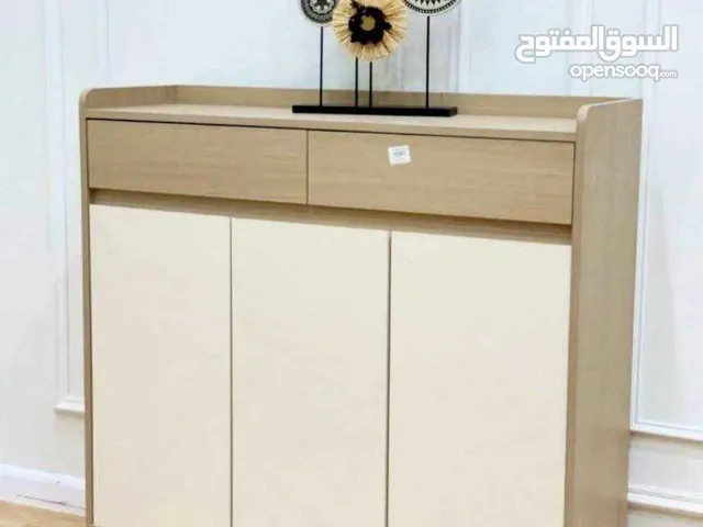 خزانة فاخرة بتصميم عصري أنيق ثلاثة دفات مصنوعة من خشب عالي الجودة بلمسة طبيعية وناعم .