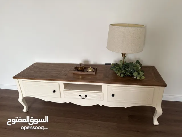 طاولة تلفزيون انيقه خشب قوي وثقيل لم تستعمل