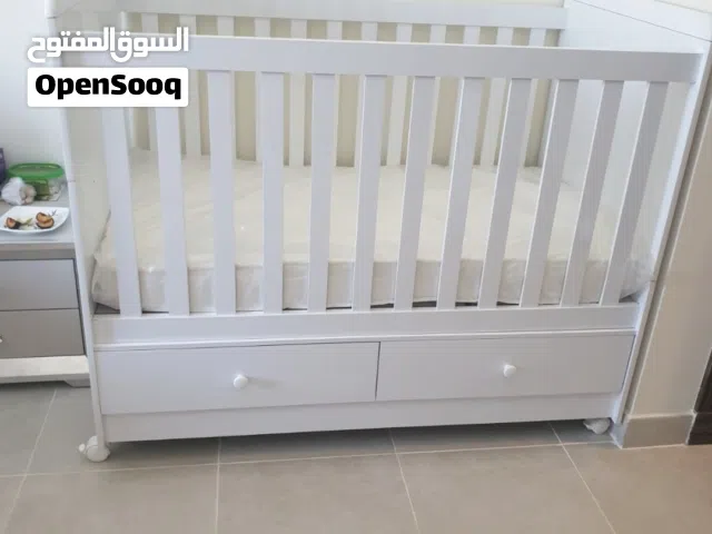 White Wooden Baby Crib with Storage Drawers - Good Condition - AED 400