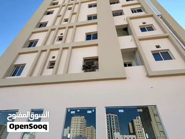 للبيع شقة جديدة وبتصميمات داخلية عصرية في المعبيلة الجنوبية في شارع النزهة قريبة من جميع الخدمات