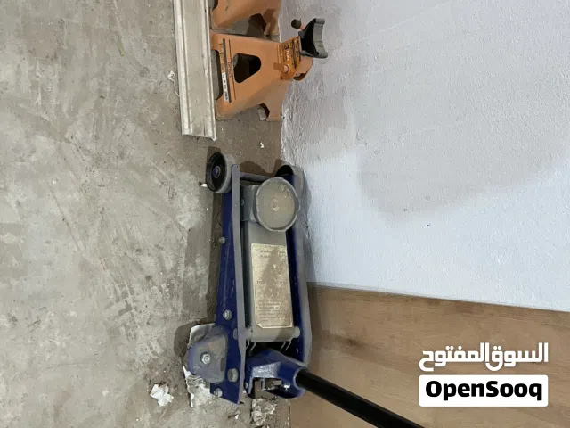 عدة سمكرة وزواق كامله شبه مش مستعملة اغلب البضاعه جديده بي باكواتها تنقص بالانكو فقط