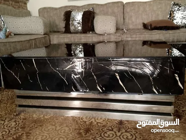 طاوله وسط متر بمتر سكريت وحديد بحاله ممتازه