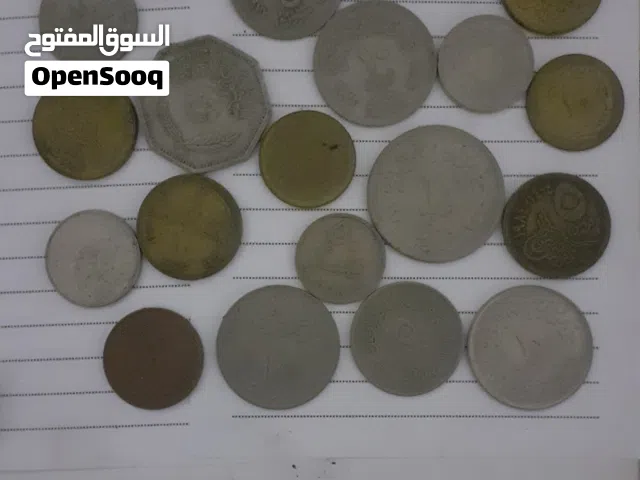 عملات مصرية واجنبية متنوعة