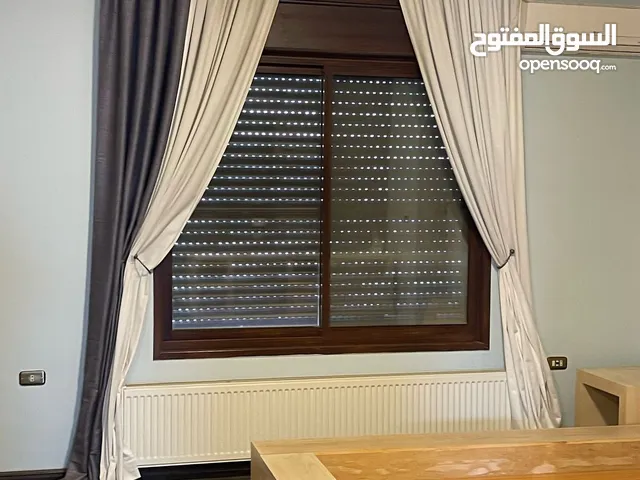 ثلاجة وبرادي منوعة للبيع