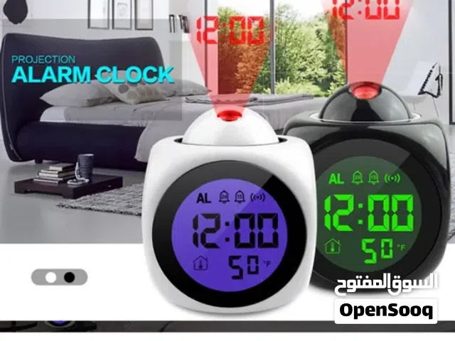 ساعة رقمية منبّه على شكل مكعب، تعرض الوقت ودرجة الحرارة، وتحتوي على جهاز عرض (بروجكتور) لعرض الساعة