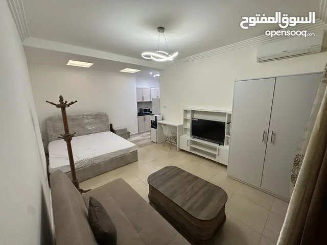 ستوديو بعمارة عائلات للايجار بعقد لشهر 450 دينار او بعقد لسنة 375 شهريا بدير غبار