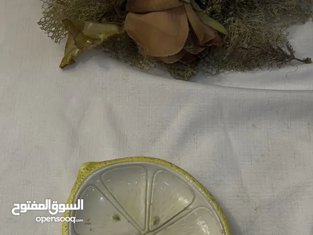 صحن على شكل ليمونه لوضع اليمون فيه