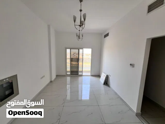 غرفة وصالة واسعة بلكونة على الشارع الرئيسي أرضيات بورسلين فاخرة مساحة واسعة وتقسيم عملي تكييف مرك