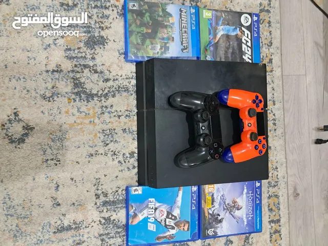 ps4 مستعمل مع ذراعين احداهم اصليه واربع العاب