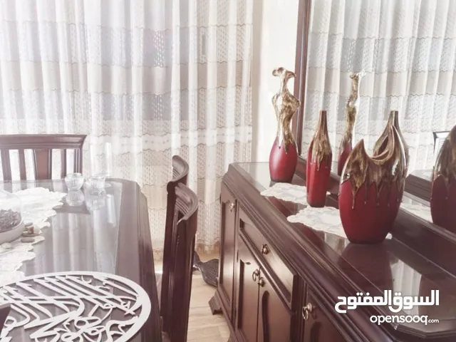 طاولة سفره مع بوفيه مستعمله اقل من سنه