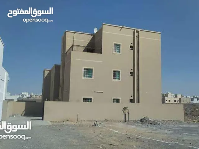 شقة طابق ثاني السطح في المعبيلة الرابعة ملني سكني خلف فيلا فرصة