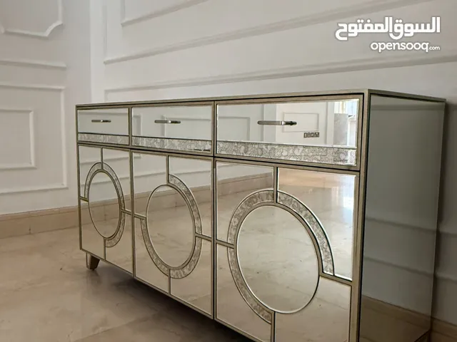 خزانة مكونة من 5 أدراج من Home Centre. خزانة جانبية بثلاثة أدراج/ثلاثة أبواب بمرآة فينيسية