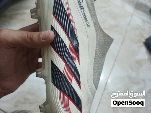 شوز كره قدم جديد نمره 39 بلون باجي
