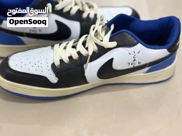 شوز جوردن ترافس كوت مقاس 43-44 استخدام ولا يوم  الي بخاطره فيه يدش علي وما اقصر ان شاء الله