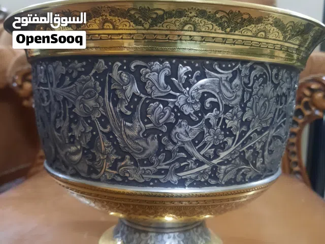 وعاء نحاسي محفورٌ بأعلى جودة ومطليّ.