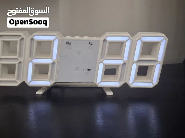 ساعة رقمية تظهر الساعة ودرجة حرارة الغرفة وتاريخ اليوم