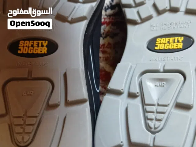 للبيع أحذية سيفتي واحد سيفتي 100×100 مقاس 43  الثاني يصلح لحراس امن وغيره خفيف مقاس 45