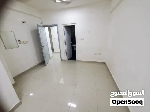 فرصة ذهبية شقة للايجار ف مسقط المعبيلة مكونه من ثلاث غرف نوم الايجار شامل مياه كهرباء انترنت وصيانة