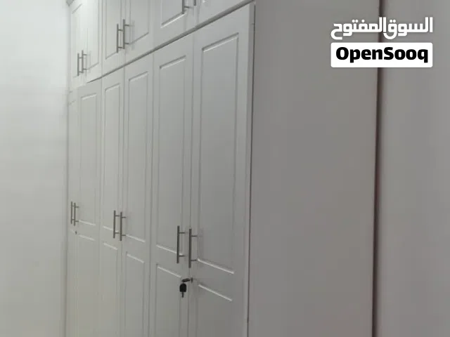 كبت ملابس للبيع يرجى عدم التواصل بالواتساب فقط السوق المفتوح الكبت مستخدم بحالة ممتازه جدا