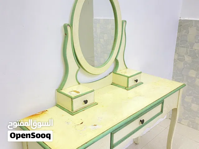 � تسريحة خشب مع مرآة – قطعة جميلة للبيع تسريحة خشبية كلاسيكية مع مرآة كبيرة،