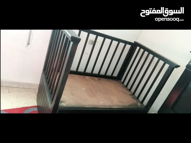 تخت بيبي تفصيل خشب ثقيل