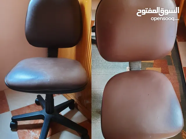 كرسى مكتب متنجد ثابت الارتفاع ويمكن تركيب بيستم له