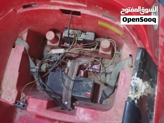 سيارة حمراء اللون