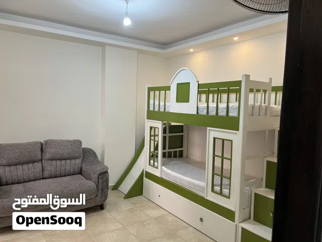 سرير أطفال طابقين خشب زان وبلوط مع سحسيلة ودرج على الجوانب