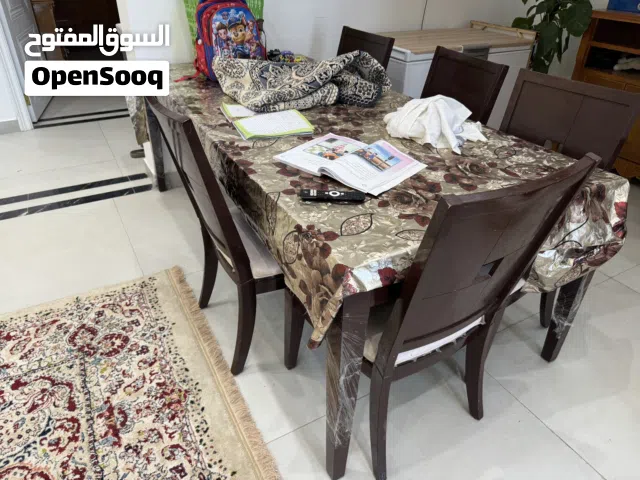 ميز طعام.  حسب ثقيل. 7 كراسي.