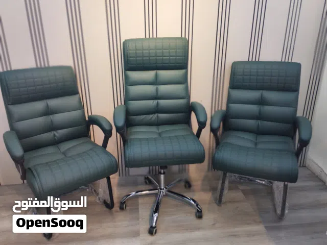 طقم كراسي مكتب فاخر – مدير + 2 زوار إذا بدك مكتبك يكون أنيق ومريح، هذا الطقم هو الخيار المثالي.