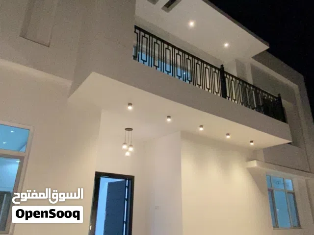فلة للبيع حديثة خلف مدينة سلطان هيثم مباشرةً، معبيلة الثامنة.