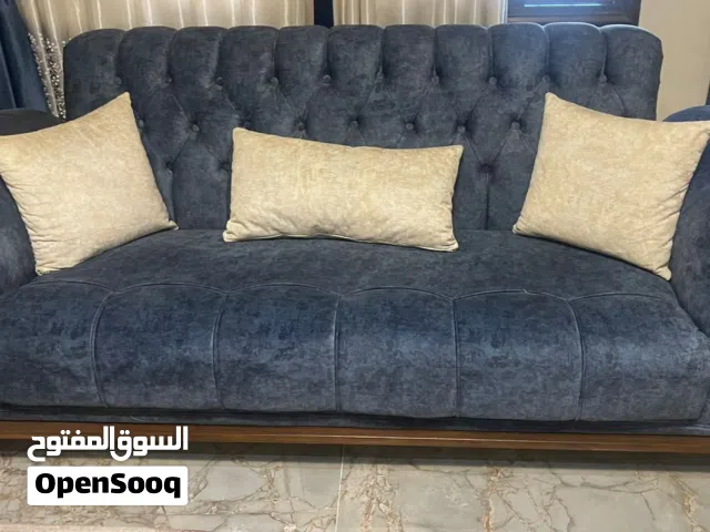طقم كنب سبع مقاعد بحالة الوكالة خشب ثقيل وسفنج مضغوط