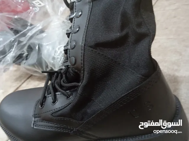 عدد 2بوتيل عسكري للبيع  رقمهم 42واحد  اسود كامل والتاني اسود وبيج اجدد بي النايلو الطرف