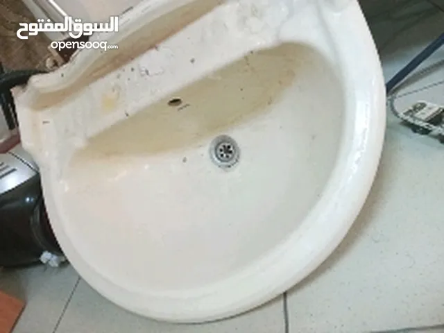 مغسله لون بيج مع مرآة حمام خشب  للبيع في اربد