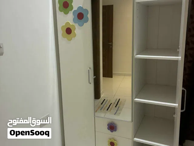 غرفه اطفال كاملة تشمل سرير و مرتبه و دولاب و كومودينو