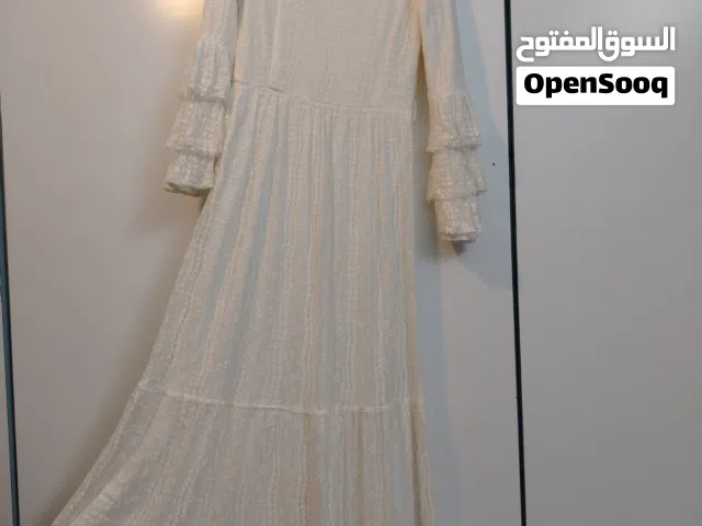 فستان ابيض استعمال بسيط