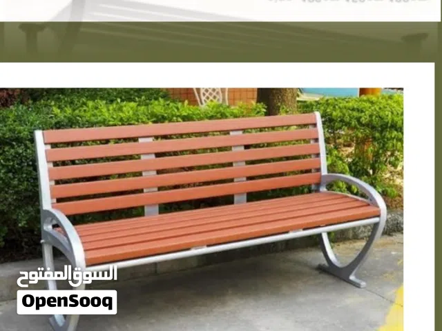 كراسي وسلات نفايات للحدائق