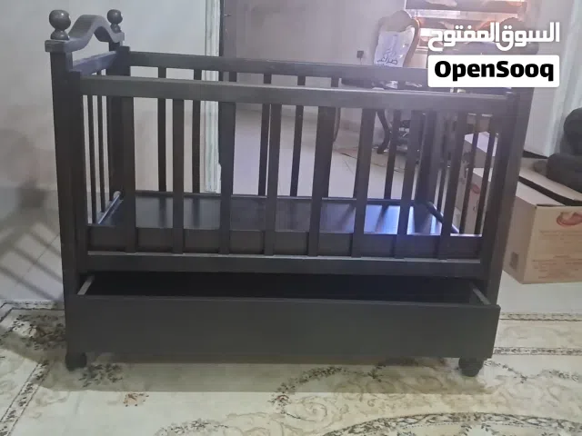 سرير اطفال متحرك مع ناموسية، خشب  ارتفاع 90 سم، عرض 115 سم، عمق 70 سم بدون مشاكل،  شبه جديد ، مع درج