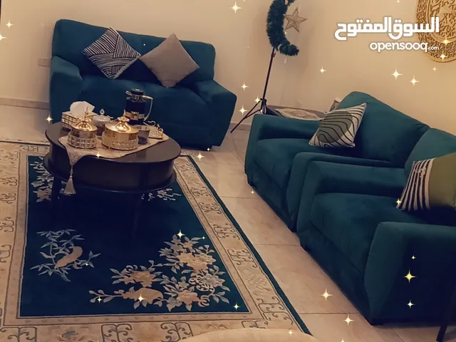عرفة ضيوف مع طاولة سفرة